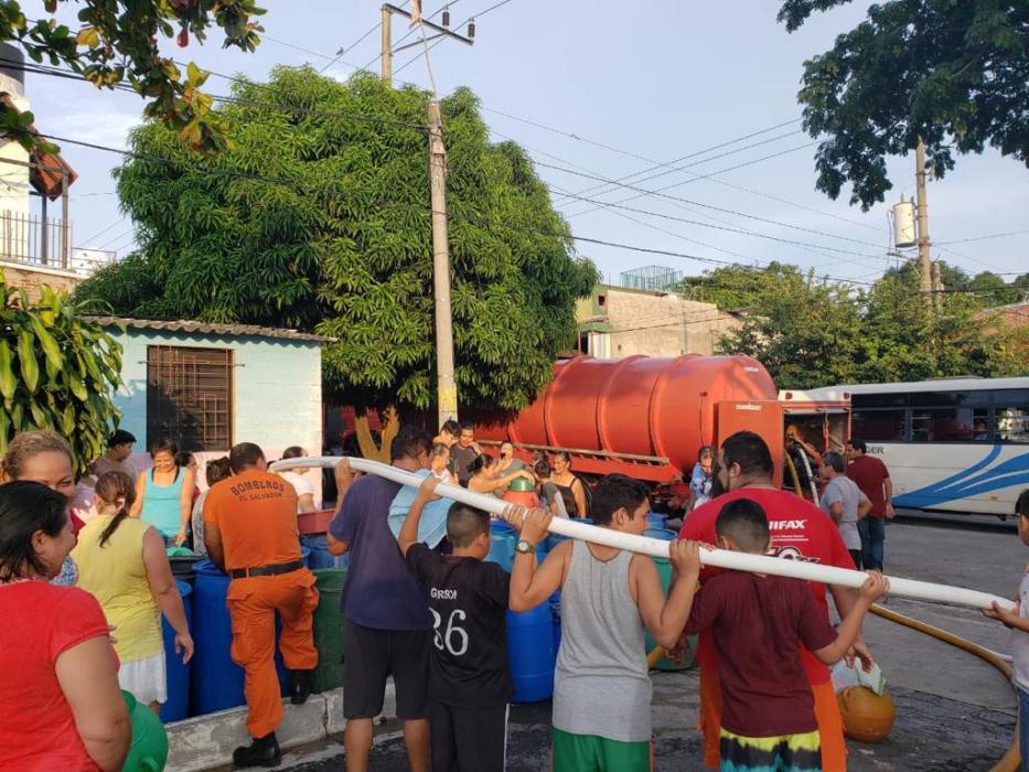 Salvadoreños unidos al plan de contingencia para llevar agua salvadorenos-unidos-al-plan-de-contingencia-para-llevar-agua